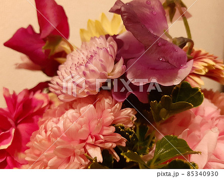 ピンク色の生け花 85340930