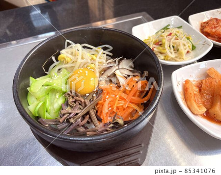 韓国料理店の石焼きビビンバ 韓国料理店の石焼きビビンバ 85341076