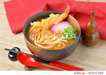 冬の暖かカレーうどん。カレー饂飩。海老の天ぷらのせ。 冬の暖かカレーうどん。カレー饂飩。海老の天ぷらのせ。 85341269