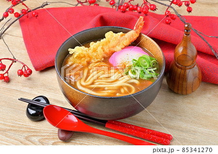 冬の暖かカレーうどん。カレー饂飩。海老の天ぷらのせ。 冬の暖かカレーうどん。カレー饂飩。海老の天ぷらのせ。 85341270