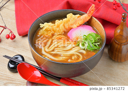 冬の暖かカレーうどん。カレー饂飩。海老の天ぷらのせ。 85341272