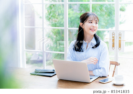 パソコンの仕事をしながら見つめる日本人女性2　前ボケあり 85341835