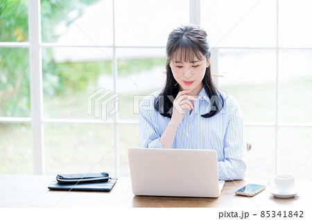 明るい部屋でパソコンを見ながらなるほど～と考える女性1 85341842