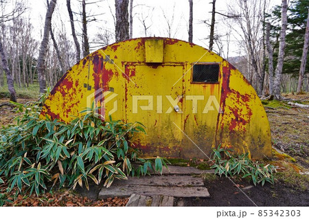 袈裟丸山の避難小屋 85342303