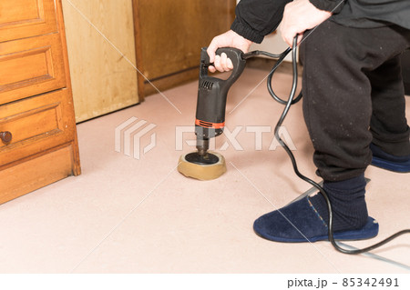 電動ドリルで床磨き 85342491