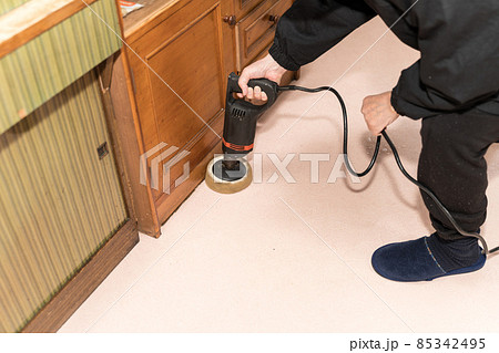 電動ドリルで床磨き 電動ドリルで床磨き 85342495
