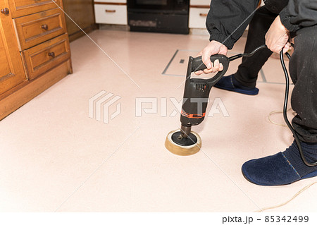 電動ドリルで床磨き 85342499