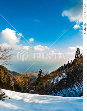北比良峠から展望するエメラルドグリーンの琵琶湖と内湖 北比良峠から展望するエメラルドグリーンの琵琶湖と内湖 85342658
