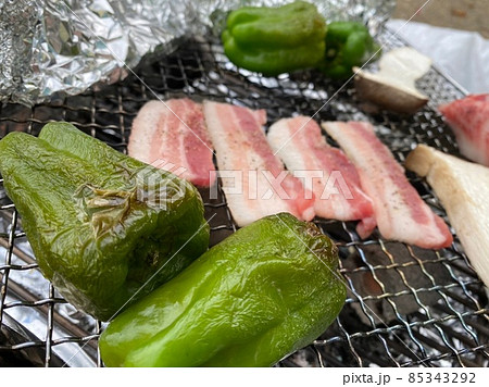 BBQでピーマンの丸焼き 85343292