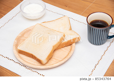 朝食のトーストとコーヒー 朝食のトーストとコーヒー 85343764
