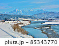 新潟県越後川口牛ヶ島からの越後三山雪景色風景 85343770