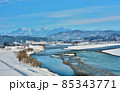 新潟県越後川口牛ヶ島からの越後三山雪景色風景 85343771