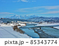 新潟県越後川口牛ヶ島からの越後三山雪景色風景 85343774