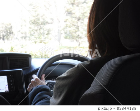 運転する女性　～Woman driving 85344138