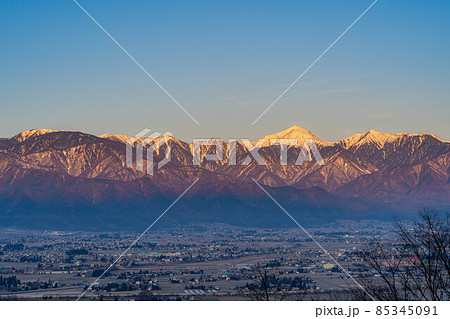 満月の沈む冬の北アルプス【長野県】 85345091