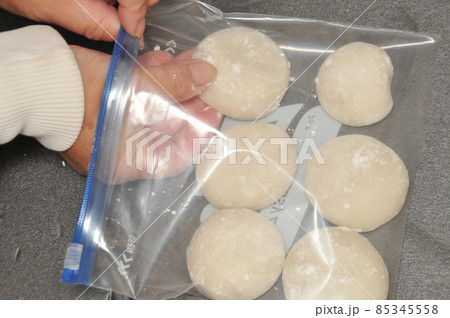 残ったお餅をジップロックに入れて冷凍保存する 85345558