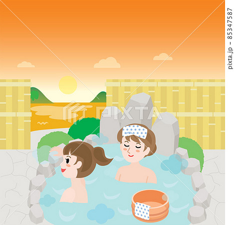 海の見える露天風呂に入る2人の女性 海の見える露天風呂に入る2人の女性 85347587