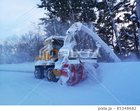 除雪中の除雪車 85348682