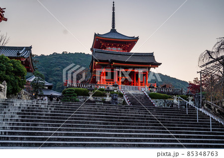 早朝の誰もいない清水寺の門、朝日を浴びる清水寺の門、 85348763