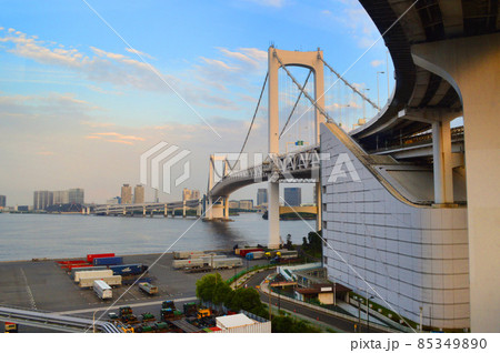 8月の夕暮れ、レインボーブリッジを渡りお台場に向かう 85349890