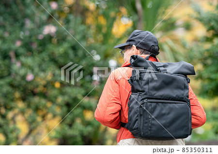 ハイキング　趣味　シニア男性 85350311