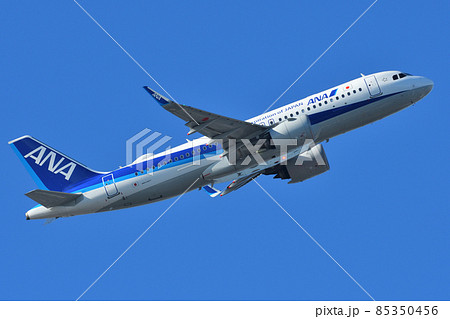 離陸中の全日空 (ANA) の旅客機 85350456