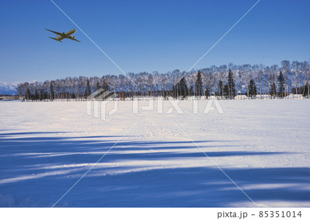 厳冬期の道東地方の美しい雪景色 85351014