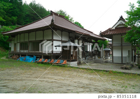梅雨の雨に濡れる済渡寺の山門と本堂 岡山県新見市 梅雨の雨に濡れる済渡寺の山門と本堂 岡山県新見市 85351118