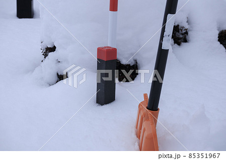 雪の中にある境界杭 冬の測量 土地 イメージ 雪の中にある境界杭 冬の測量 土地 イメージ 85351967