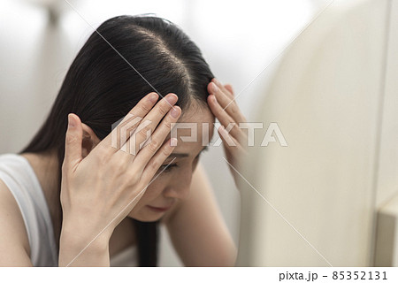 薄毛に悩む女性 85352131