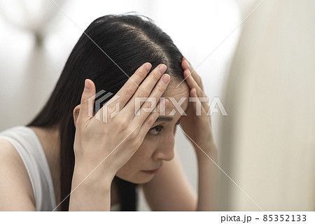 薄毛に悩む女性 85352133