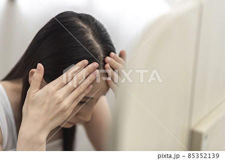 薄毛に悩む女性 85352139