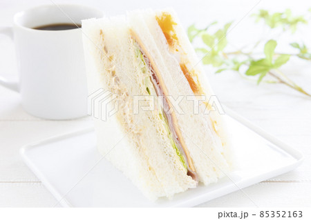 美味しいミックスサンドとホットコーヒー 美味しいミックスサンドとホットコーヒー 85352163