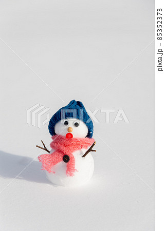 驚く表情の雪だるま 85352373