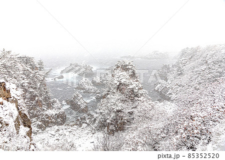 【新潟県･佐渡･尖閣湾】日本海冬景色 85352520