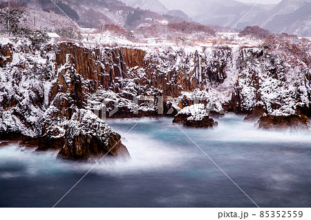 【新潟県･佐渡･尖閣湾】日本海冬景色 85352559