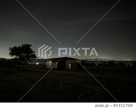牧場の夜空に光るネオワイズ彗星 85352709
