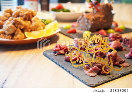 クリスマスパーティーの食卓 クリスマスパーティーの食卓 85353095