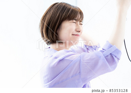 ドライヤーで髪を乾かす女性 ドライヤーで髪を乾かす女性 85353128