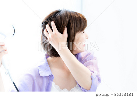 ドライヤーで髪を乾かす女性 85353131