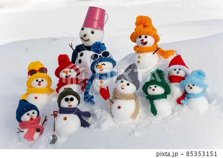 個性豊かな雪だるまたちの集合写真 85353151