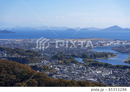 [山口県]晴天の錦帯橋と岩国市街 85353296