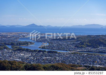 [山口県]晴天の錦帯橋と岩国市街 85353297
