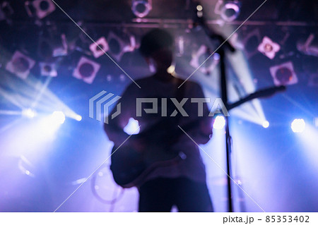 ライブをするギターボーカル ライブをするギターボーカル 85353402