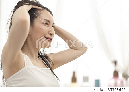 頭皮マッサージする女性 頭皮マッサージする女性 85353662