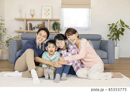 笑顔のファミリー 30代の両親と小学生の姉弟 カメラ目線のポートレート 笑顔のファミリー 30代の両親と小学生の姉弟 カメラ目線のポートレート 85353775