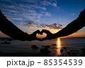 夕日とハートのシルエット 85354539