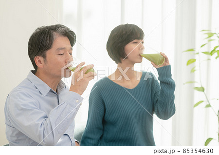 野菜ジュースを飲む父親と娘 85354630
