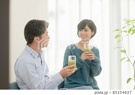 野菜ジュースを飲む父親と娘 85354637