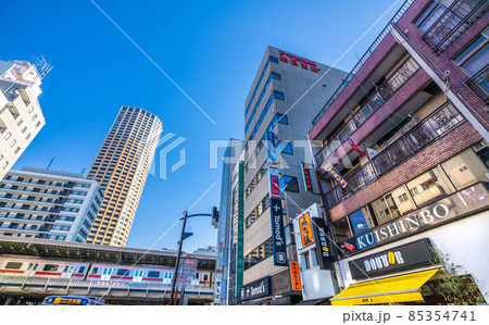 日本の東京都市景観 中目黒駅や中目黒アトラスタワーなどを望む 85354741